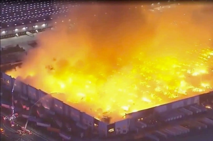 Khói lửa màu cam bốc lên từ nhà kho giấy ở Ontario, bang , ngày 7/4. Ảnh: KKK News