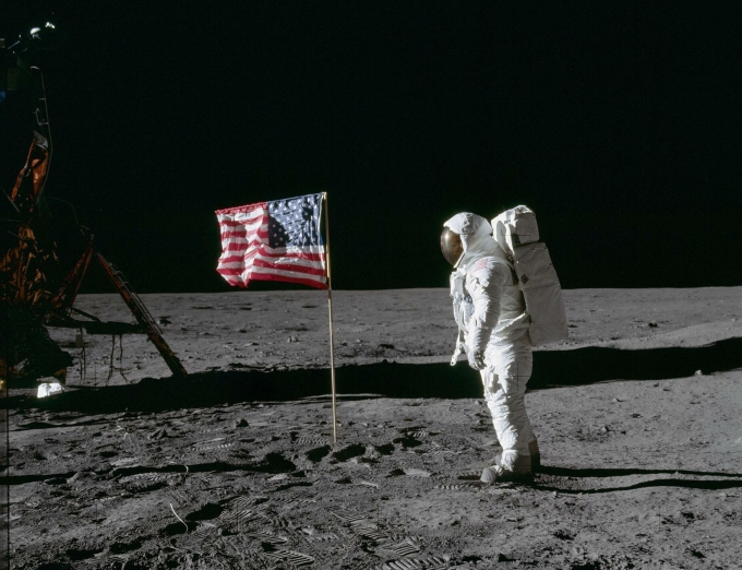 Phi hành gia Buzz Aldrin của nhiệm vụ Apollo 11 đứng cạnh lá cờ Mỹ trên bề mặt Mặt Trăng năm 1969. Ảnh: NASA