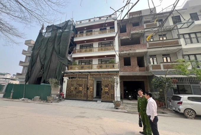 Cảnh sát làm việc tại khu nhà xây vượt tầng. Ảnh: Ngọc Bích