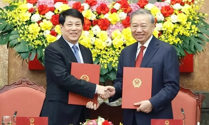 Tổng Bí thư, Chủ tịch nước Tô Lâm và nguyên Chủ tịch nước Lương Cường ký biên bản bàn giao công tác của Chủ tịch nước, chiều 9/4. Ảnh: TTXVN