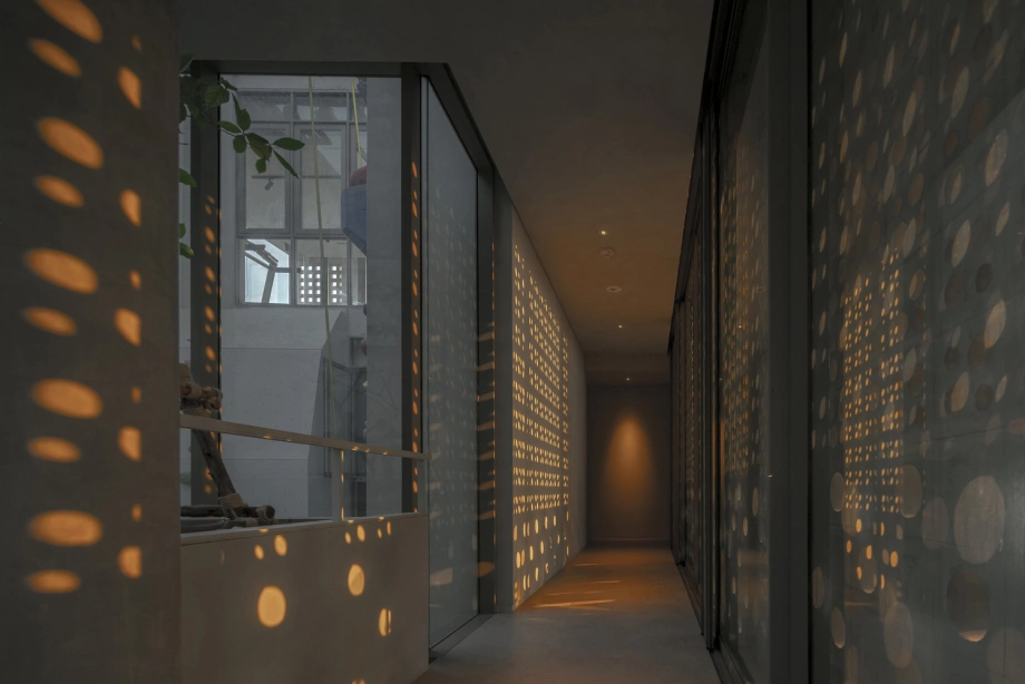 Hành lang đón sáng qua lớp gạch rỗng tạo hiệu ứng thị giác độc đáo