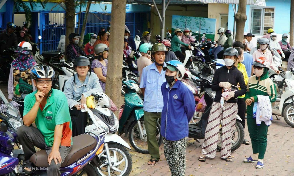 Phụ huynh chật vật đưa đón sau vụ ngộ độc ở trường Bình Quới Tây