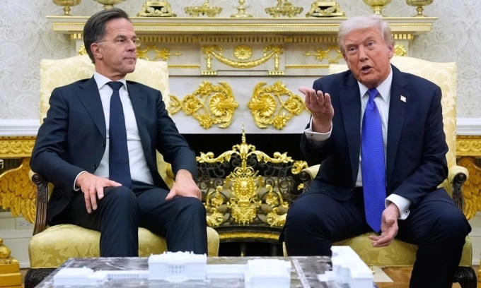 Tổng thống Mỹ Donald Trump (phải) và Tổng thư ký NATO Mark Rutte trong cuộc gặp tại Nhà Trắng hồi tháng 10/2025. Ảnh: AP