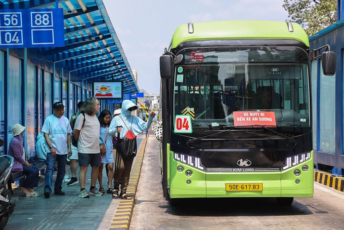 Người dân đón xe buýt ở trung tâm TP HCM, tháng 4/2026. Ảnh: Quỳnh Trần