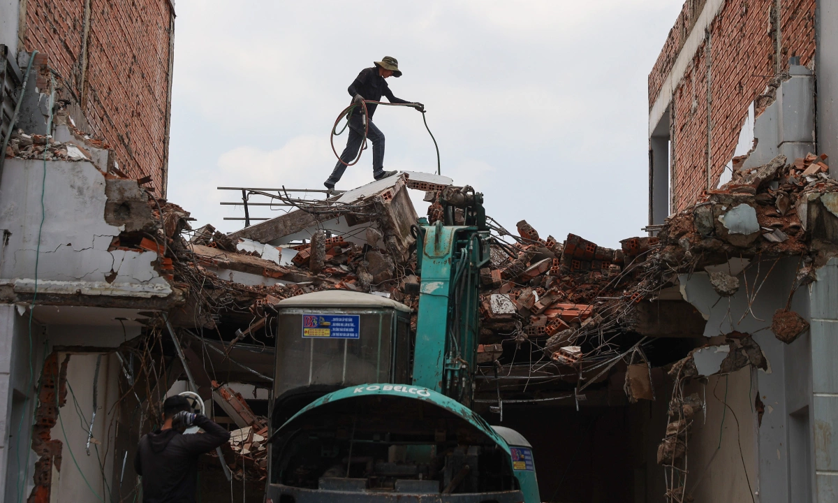 Người dân dỡ nhà mở rộng quốc lộ 13 ở TP HCM