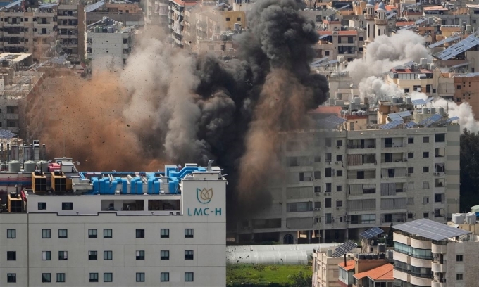 Khói bụi bốc lên sau một cuộc không kích của Israel vào thủ đô Beirut, Lebanon, ngày 8/4. Ảnh: AP