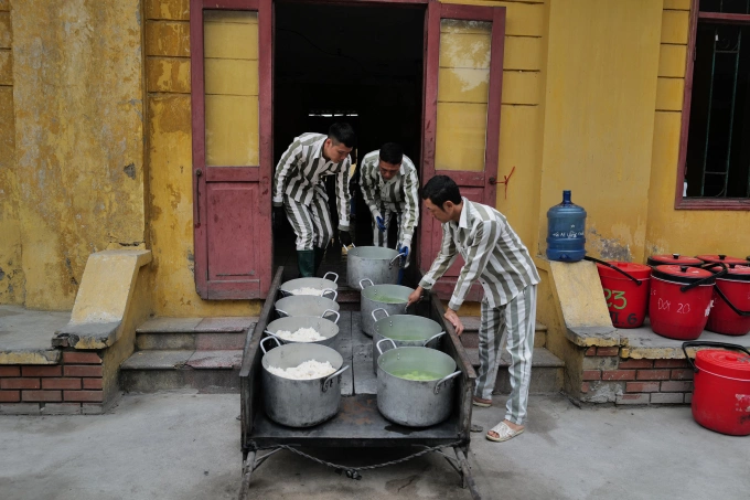 Phạm nhân tại trại giam Hoàng Tiến chuẩn bị cho bữa ăn. Ảnh: Ngọc Thành