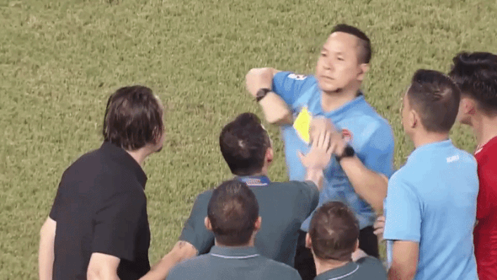 Tình huống HLV Popov nổi giận với trọng tài, ném thẻ trên sân