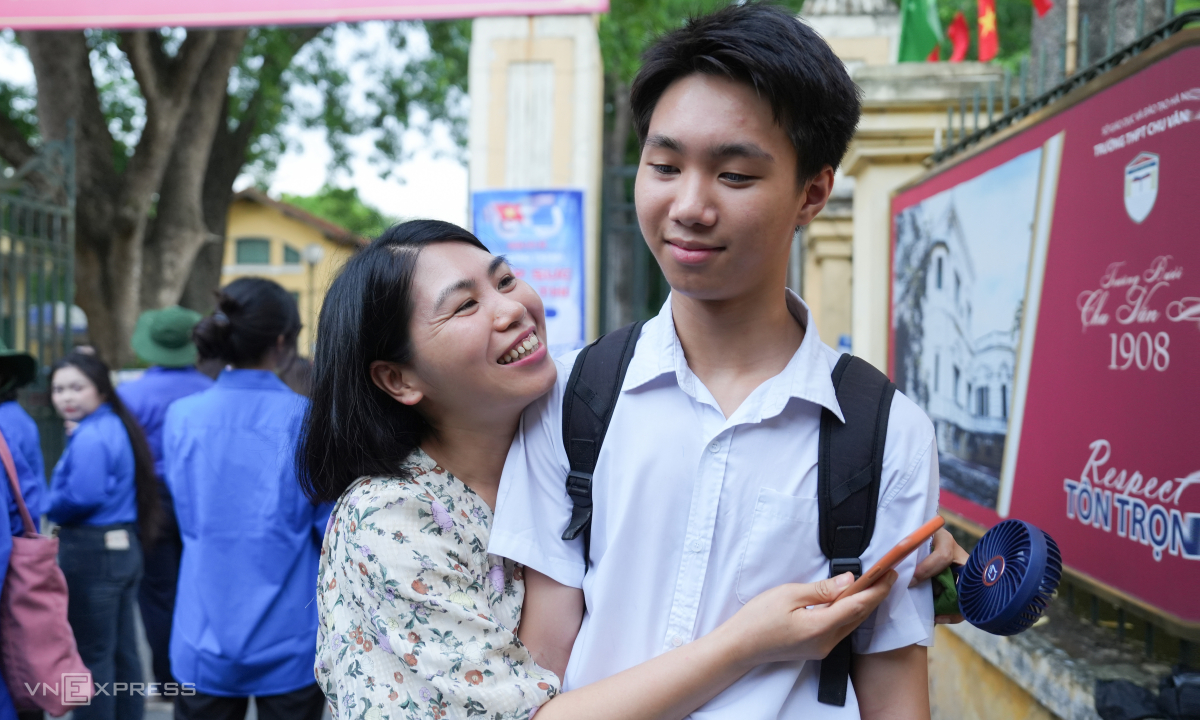 Những phụ huynh đưa con rời cuộc đua lớp 10 công lập