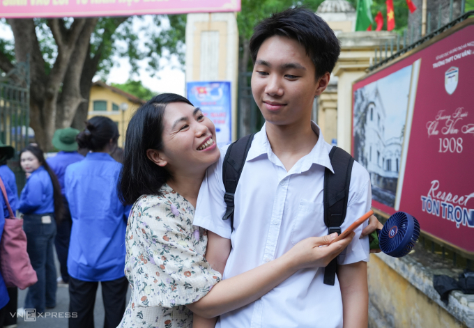 Học sinh được mẹ ôm động viên sau khi hoàn thành kỳ thi lớp 10 ở Hà Nội năm 2025. Ảnh: Tùng Đinh