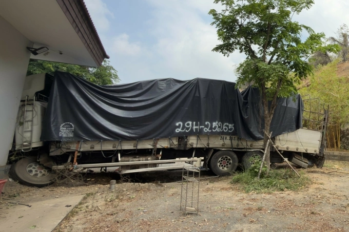 Hiện trường xe tải đâm vào văn phòng Công ty CP Tà Zôn sau khi lao xuống núi. Ảnh: Nguyễn Tư