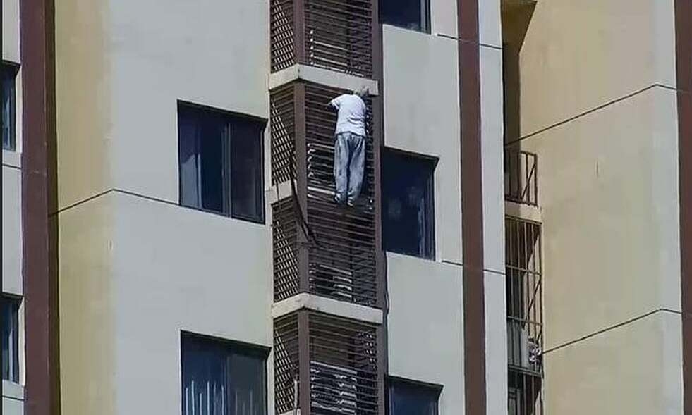 Bị kẹt trong phòng, cụ bà 89 tuổi trèo từ tầng 27 xuống tầng 21