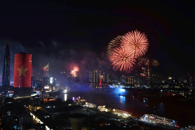 Pháo hoa rực sáng trên bầu trời nhìn từ bờ sông Sài Gòn dịp 30/4 năm 2025. Ảnh: Quỳnh Trần
