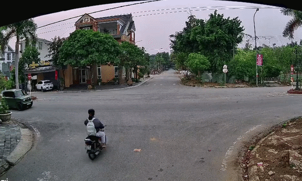 Ôtô đâm bay xe máy tại ngã tư không người