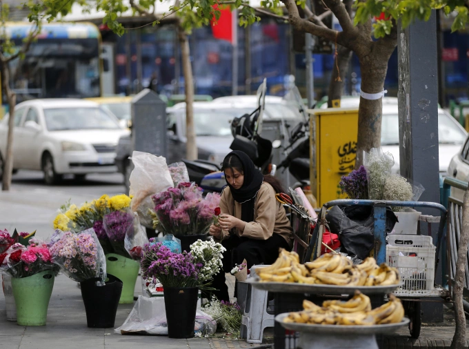 Người phụ nữ bán hàng trên đường phố Tehran ngày 8/4. Ảnh: AnadoluNo