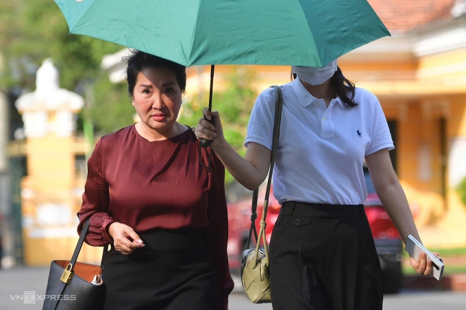 Bà Nguyễn Thị Như Loan (trái) tại tòa chiều nay. Ảnh: Thanh Tùng