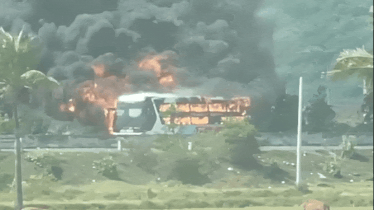 Xe khách giường nằm cháy ngùn ngụt trên quốc lộ