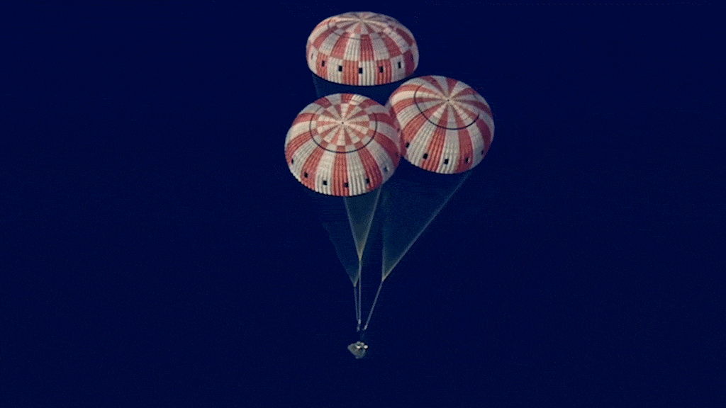 Khoảnh khắc phi hành đoàn Artemis II hạ cánh trên Thái Bình Dương