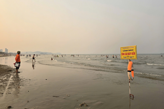 Biển Cửa Lò, chiều 11/4. Ảnh: Đức Hùng