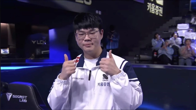 LazyFeel nhận được vô vàn lời khen từ cộng đồng và đàn anh Peanut. LazyFeel nhận được vô vàn lời khen từ cộng đồng và đàn anh Peanut.