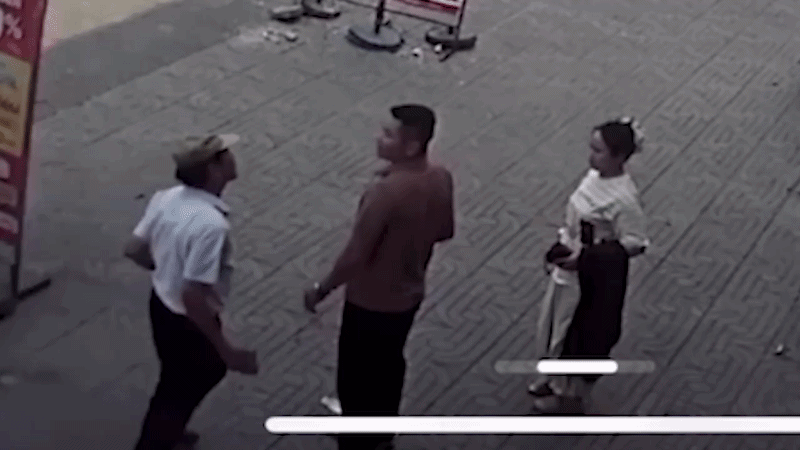 Tài xế taxi cầm gạch đánh hành khách