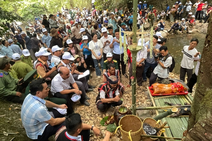 Nghi lễ tạ ơn thần rừng được già làng Puih Long và Siu Tới thực hiện. Ảnh: Ngọc Oanh