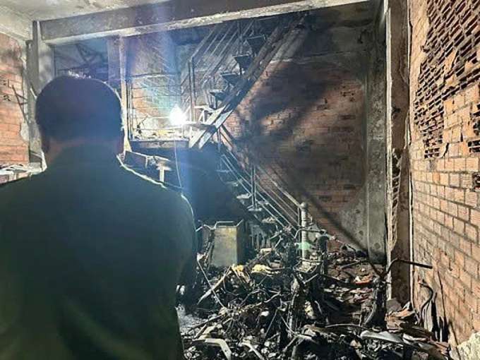 Nhiều đồ đạc ở tầng trệt bị thiêu rụi. Ảnh: Cảnh sát PCCC cung cấp