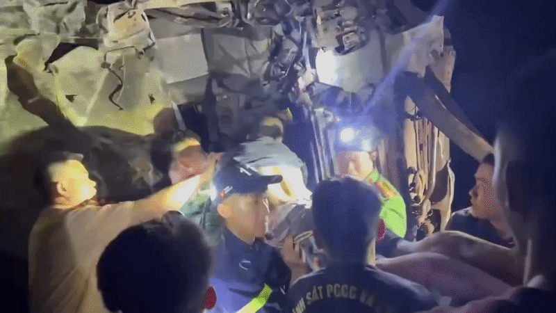 Giải cứu tài xế mắc kẹt trong cabin ở vực sâu 80 m