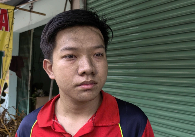 Anh Nguyễn Thiên Thông kể lại sự việc. Ảnh: Đình Văn