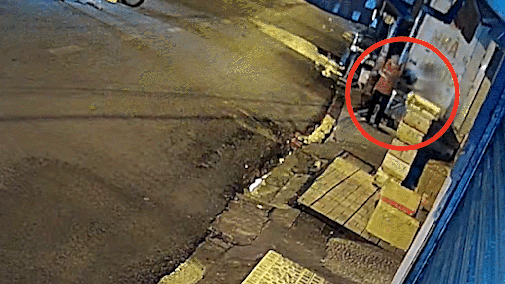 Cảnh người dân tháo chạy khỏi nhà trọ cháy lúc rạng sáng