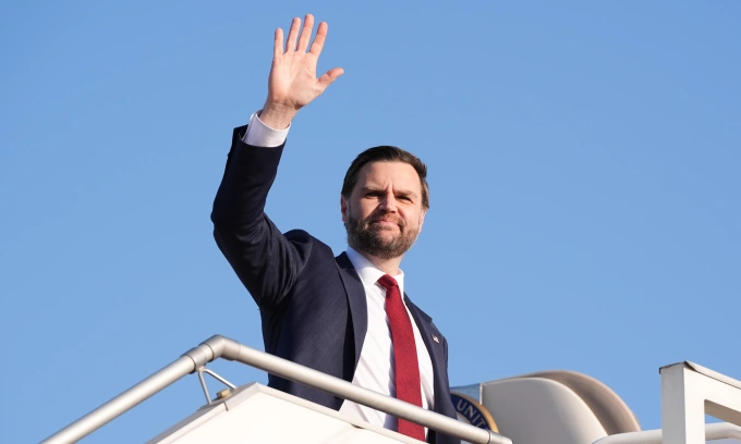 Phó tổng thống Mỹ JD Vance lên máy bay sau cuộc đàm phán với Iran ở Islamabsad, Pakistan hôm 12/4. Ảnh: AP