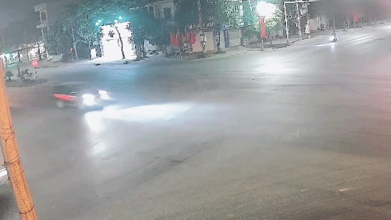 Xe cứu thương lật nghiêng sau va chạm ôtô bán tải