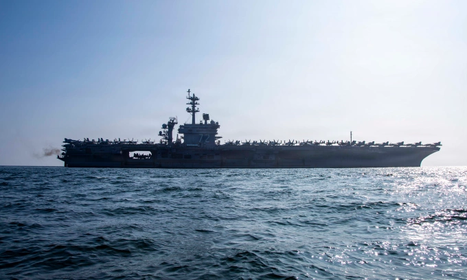 Tàu sân bay USS Abraham Lincoln của Mỹ di chuyển trên biển Arab hôm 11/2. Ảnh: US Navy