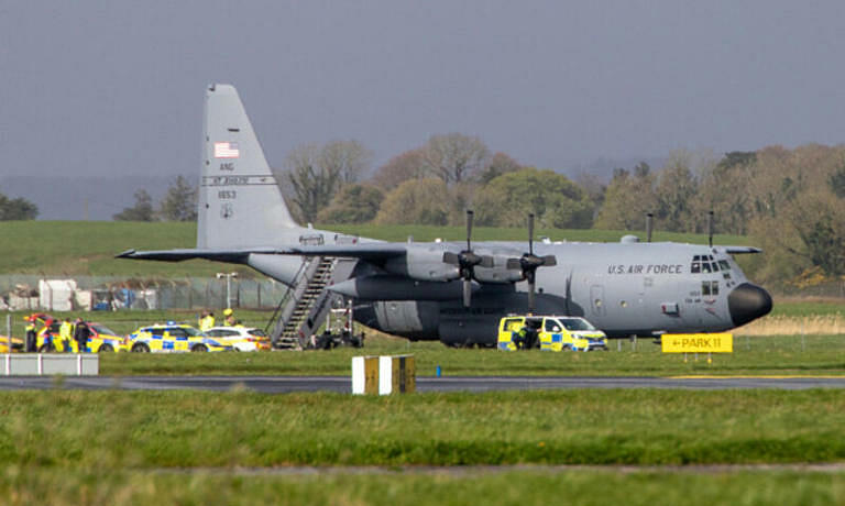 Đột nhập sân bay, chém hỏng vận tải cơ chục triệu USD của Mỹ