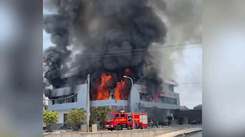 Công ty gỗ ở Hà Tĩnh cháy lớn