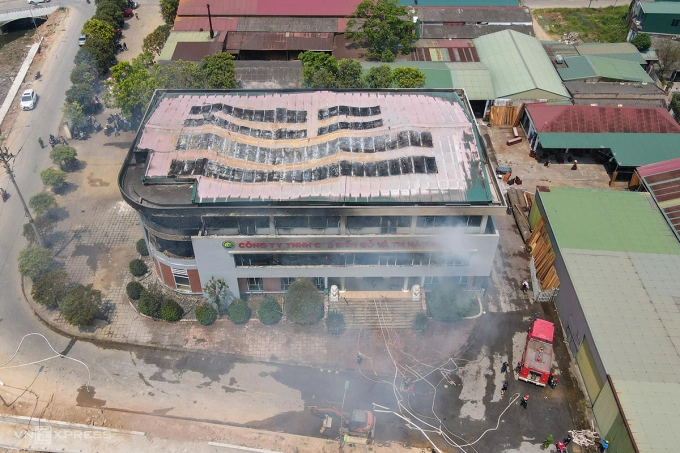 Lúc 14h, hỏa hoạn đã được khống chế, song nhiều cảnh sát vẫn túc trực tại hiện trường để dập những tàn lửa nhỏ, ngăn đám cháy bùng phát. Ảnh: Đức Hùng