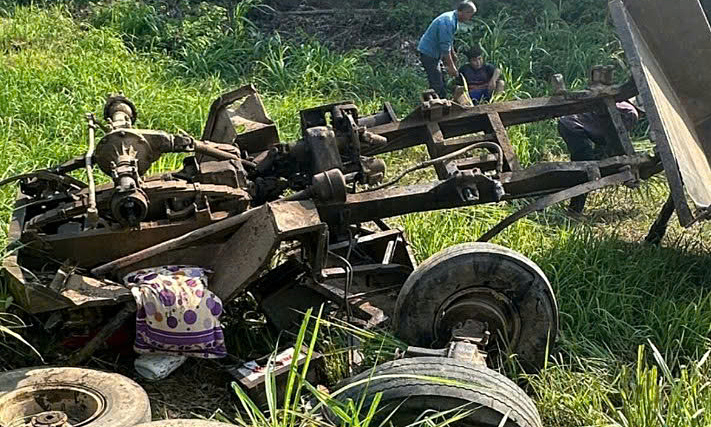 Tai nạn xe công nông với tàu hoả, ba ông cháu gặp nạn