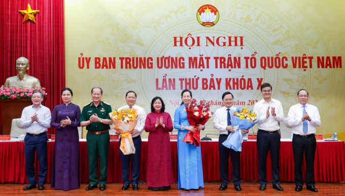 Chủ tịch Ủy ban Trung ương Mặt trận Tổ quốc Việt Nam Bùi Thị Minh Hoài (áo dài đỏ) và các Phó chủ tịch chúc mừng ba nhân sự mới. Ảnh: Hoàng Phong