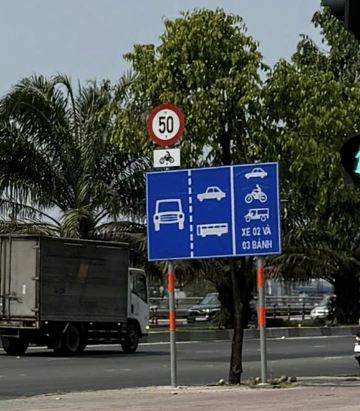 Người đi xe máy chật vật giờ cao điểm vì chung làn với ôtô