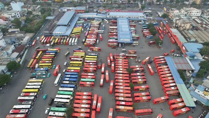 Ôtô đón khách ở bến xe miền Tây (phường An Lạc) dịp Tết năm vừa qua. Ảnh: Đình Văn