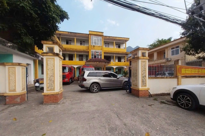 Ôtô Mercedes màu bạc của ông Khoát đỗ chắn ngang cổng trụ sở công an. Ảnh: Công an cung cấp