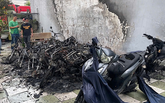 Hơn chục xe máy trơ khung sau hoả hoạn. Ảnh: Minh Bằng