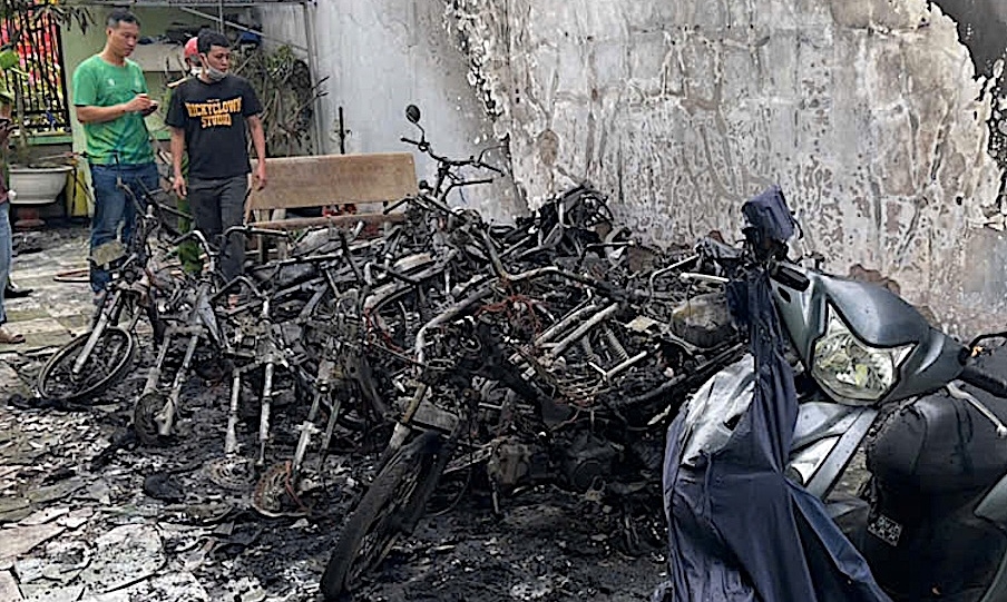 Hơn 10 xe máy của công nhân ở TP HCM bị thiêu rụi