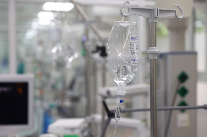 Bác sĩ, nhân viên y tế điều trị cho bệnh nhân tại phòng Hồi sức tích cực. Ảnh: Quỳnh Trần