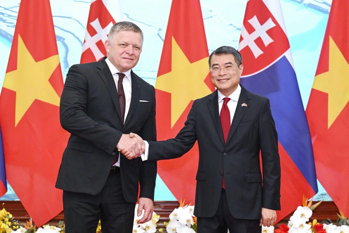 Thủ tướng Lê Minh Hưng và Thủ tướng Slovakia Robert Fico trong cuộc gặp gỡ báo chí hai nước tại Hà Nội ngày 13/4. Ảnh: Giang Huy
