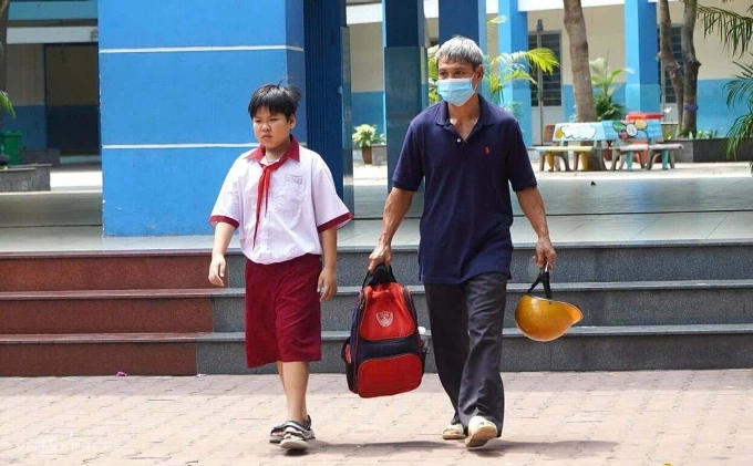 Phụ huynh đón con ở trường Tiểu học Bình Quới Tây, trưa 10/4. Ảnh: Lệ Nguyễn