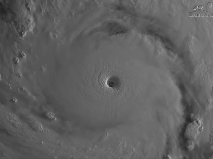 Mắt bão Sinlaku nhìn từ vệ tinh. Ảnh: NOAA