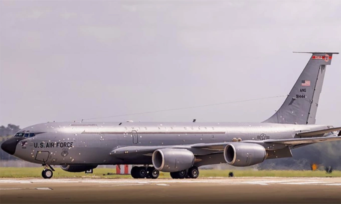 Máy bay tiếp dầu KC-135 với băng dính dán trên thân tại căn cứ không quân Mildenhall, Anh ngày 12/4. Ảnh: Mark Lynham