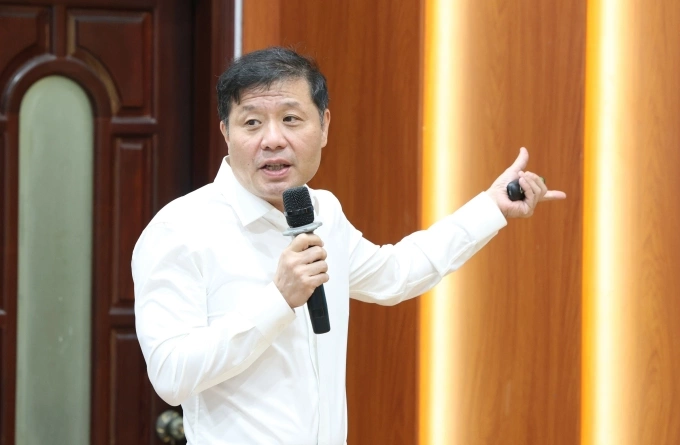 GS Vũ Hà Văn chia sẻ về dạy và học Toán tại hội thảo, ngày 13/4. Ảnh: Khắc Hiếu