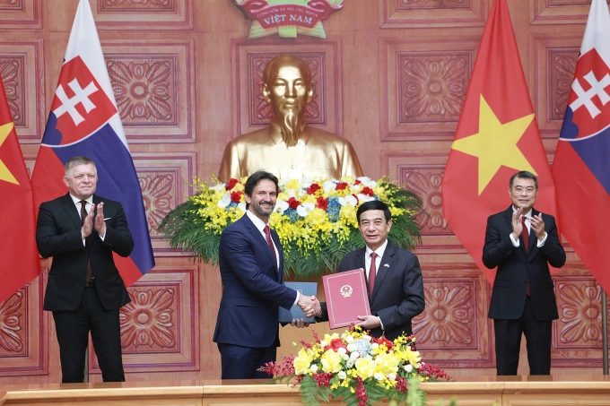 Hai Thủ tướng chứng kiến lễ ký kết văn kiện hợp tác. Ảnh: Giang Huy